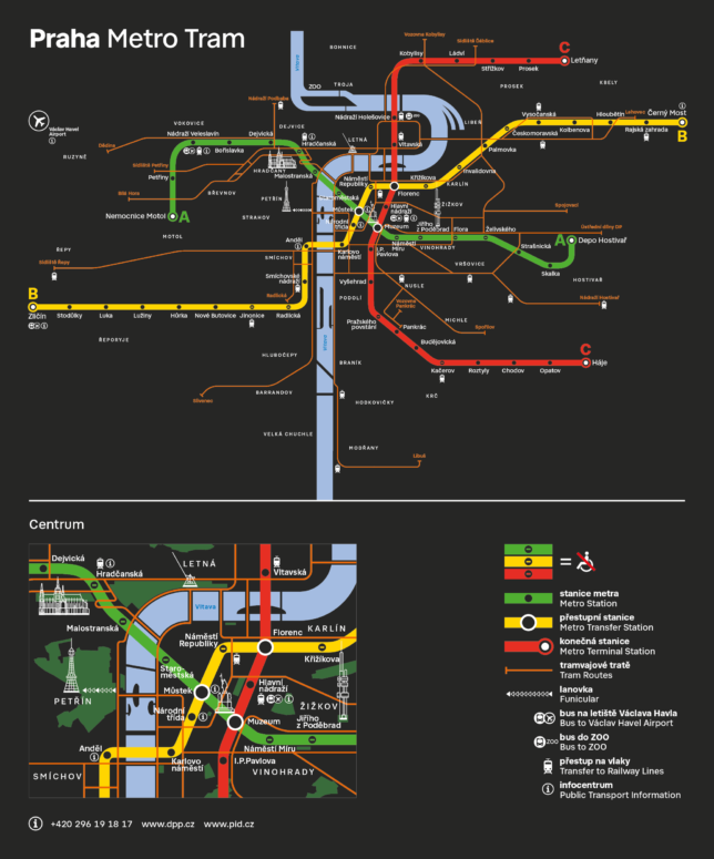 Nové schéma metra a tramvají na černém podkladě z dílny Čitelná Praha, které jezdí testovně na soupravách metra linky A - některých a nad některými dveřmi.