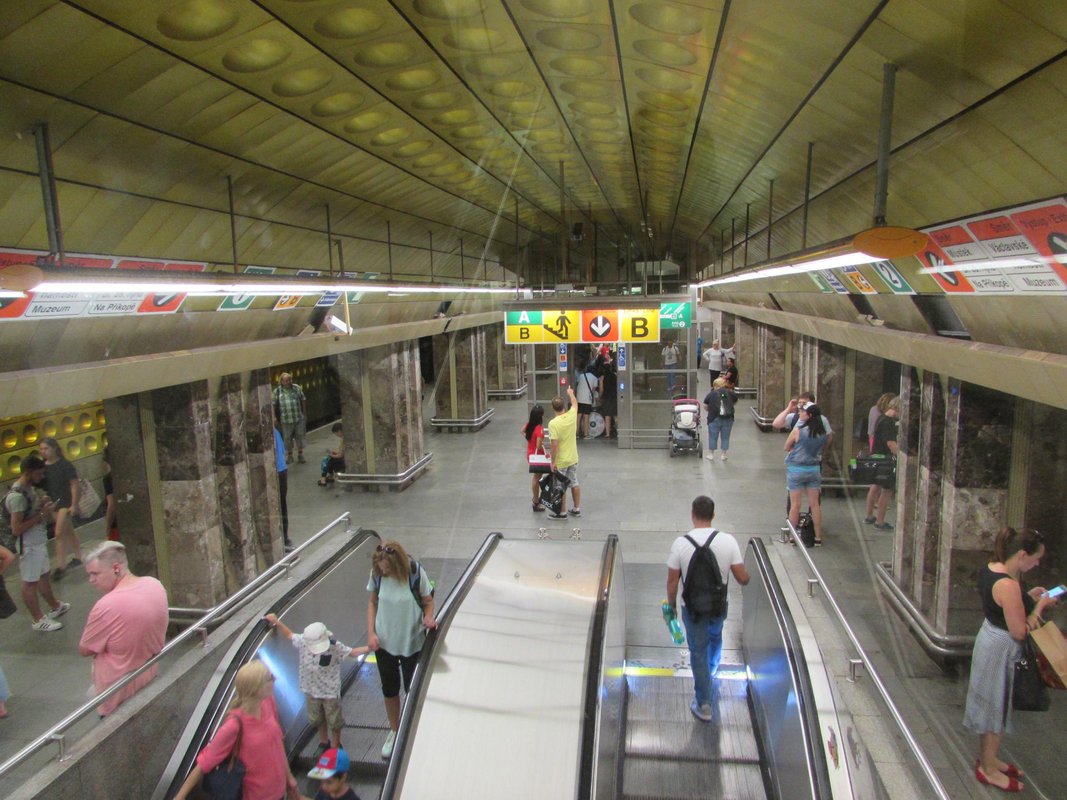 Pohled na členitost nástupiště stanice metra A