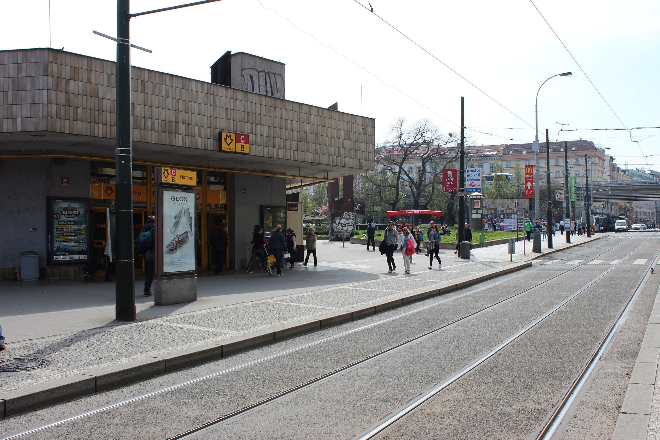 Vstup do metra z ulice Sokolovské od tramvají